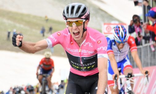 Giro d’Italia: la maglia rosa Simon Yates vince la tappa di Campo Imperatore