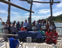 Gli Amici di Marcello donano tre defibrillatori alla Costa dei trabocchi, la cerimonia di consegna sul trabocco Turchino