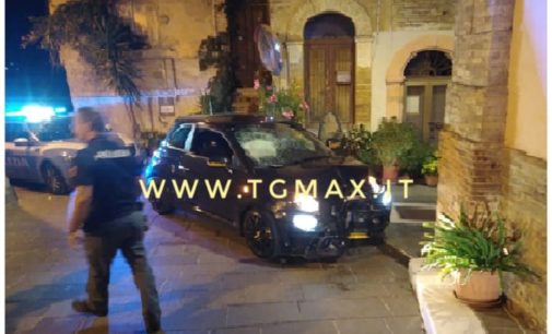 Ruba auto nelle Marche e si schianta contro muretto a San Vito Chietino, arrestato dopo inseguimento dalla polstrada