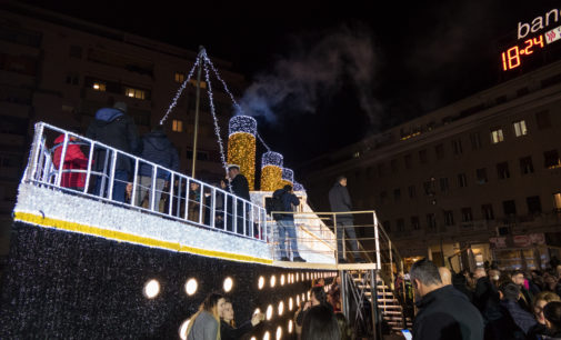 Luci d’artista sbarca a Pescara con il Titanic, il coro intona Oh happy day