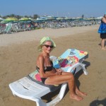 Gina Zarlenga, a 101 in bikini sulla spiaggia di San Salvo (Chieti)