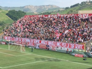 Teramo - Tifosi in curva allo stadio di Teramo