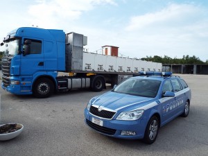 Vasto (Chieti) - tir sotto al quale viaggiava un migrante afgano