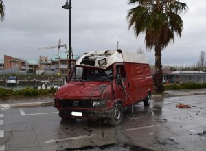 Fiat Ducato finisce nelle acque del porto di San Salvo -