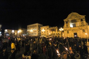 SISMA L'AQUILA: FIACCOLATA DELLA MEMORIA, RISCHIA SPERANZA