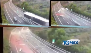 Camion perde pomodori A14 Vasto
