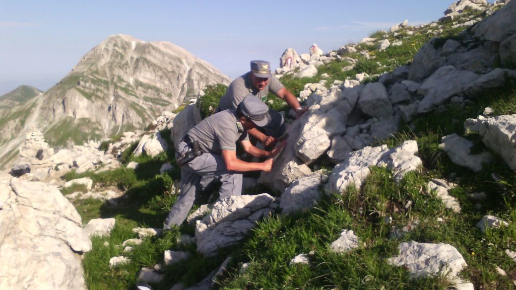 Gran Sasso, rimosse scritte sul sentiero