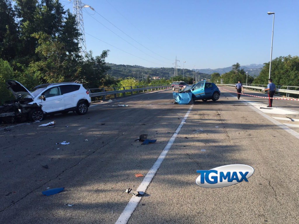 Distrazione o cinghiale, sterza e si scontra con un’altra auto: donna gravissima
