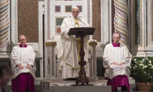 Papa ai media: attenzione esasperata a cattive notizie anestetizza le coscienze
