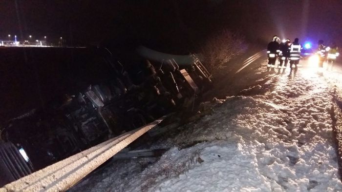 Ghiaccio su A25, tir si ribalta L’autista non è grave