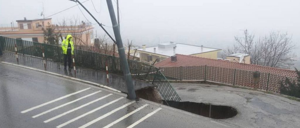 A Chieti si apre una voragine in via Olivieri, deviato il traffico