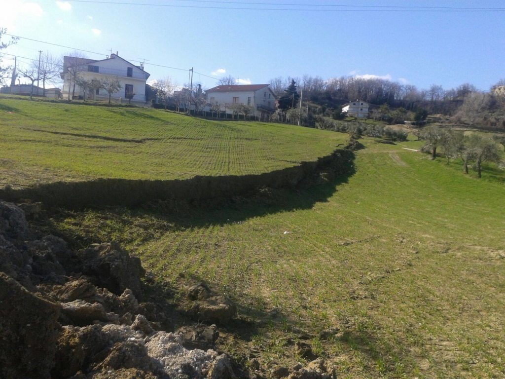 Inarrestabile la frana a Ponzano di Civitella del Tronto, l’appello del sindaco “Abbiamo bisogno di aiuto”