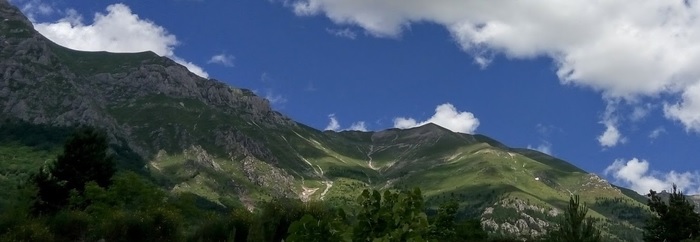 Una pecora per Farindola e un Iban per aiutare la produzione di pecorino dopo la tragedia di Rigopiano Le cime del Gran Sasso senza neve a Rigopiano di Farindola (Pescara).