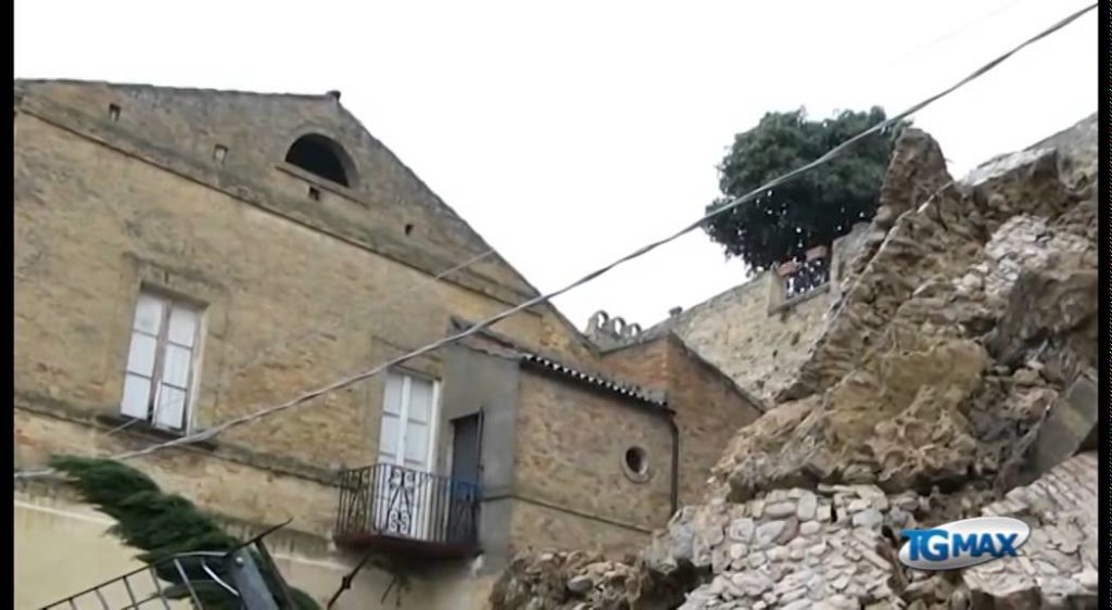 Aiuto M5s-Efdd: palazzo d'Avalos, si usino fondi Ue