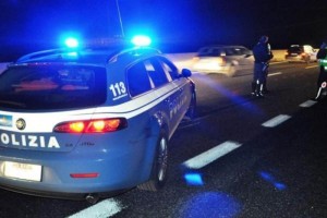 Moto pirata investe ragazze, appello della Polstrada