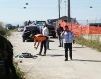 Armato di coltelli, aggredisce i Carabinieri che intervengono e sparano: immigrato ferito a una gamba