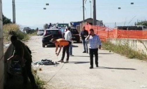 Armato di coltelli, aggredisce i Carabinieri che intervengono e sparano: immigrato ferito a una gamba