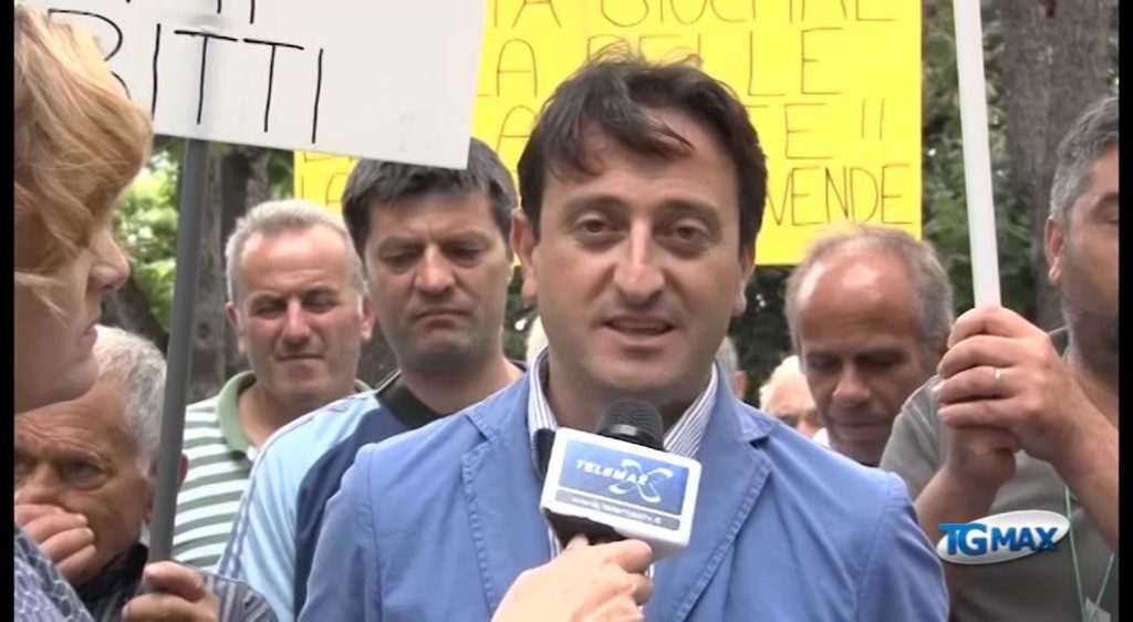 Chiude guardia medica, protesta all’Emiciclo