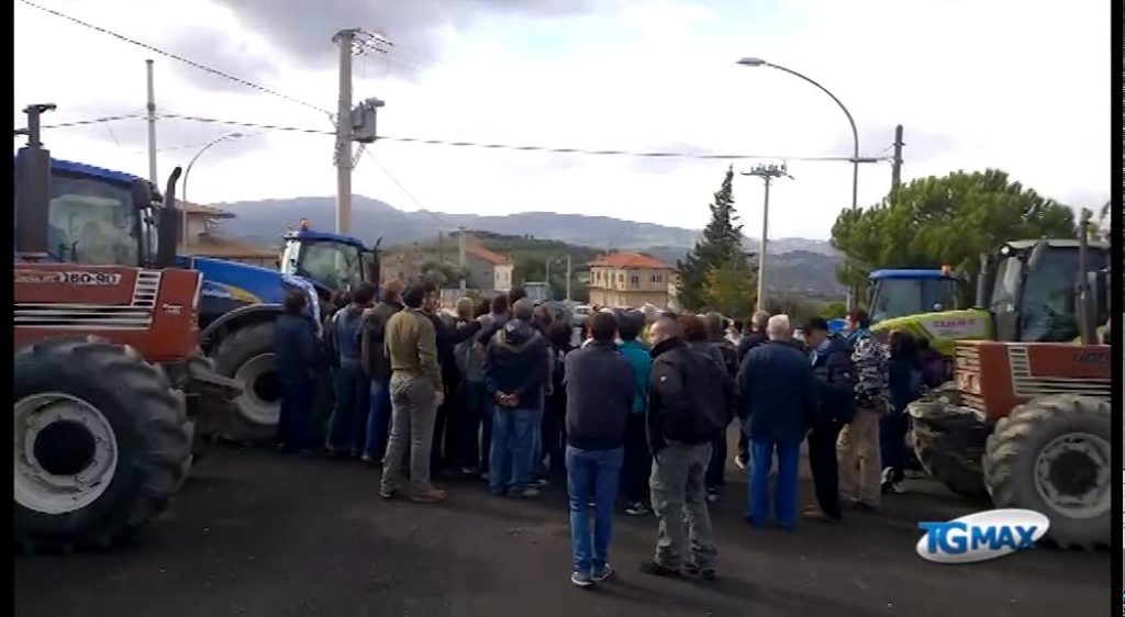 Elettrodotto: Atessa, trattori bloccano Terna