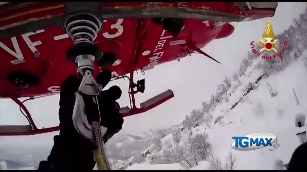 Emergenza neve: i vigili del fuoco soccorrono anziani in elicottero a Castellana
