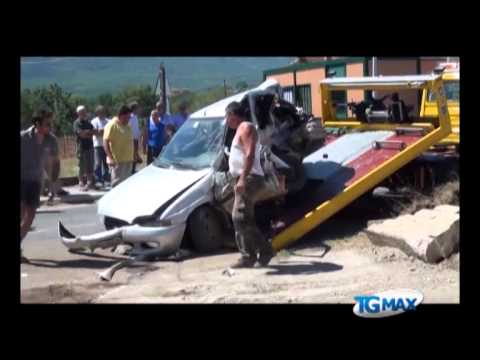 Fuggono all’alt e causano incidente, un ferito