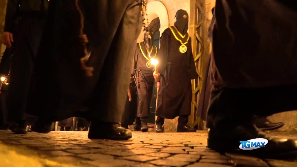 Giovedì santo, la processione degli incappucciati