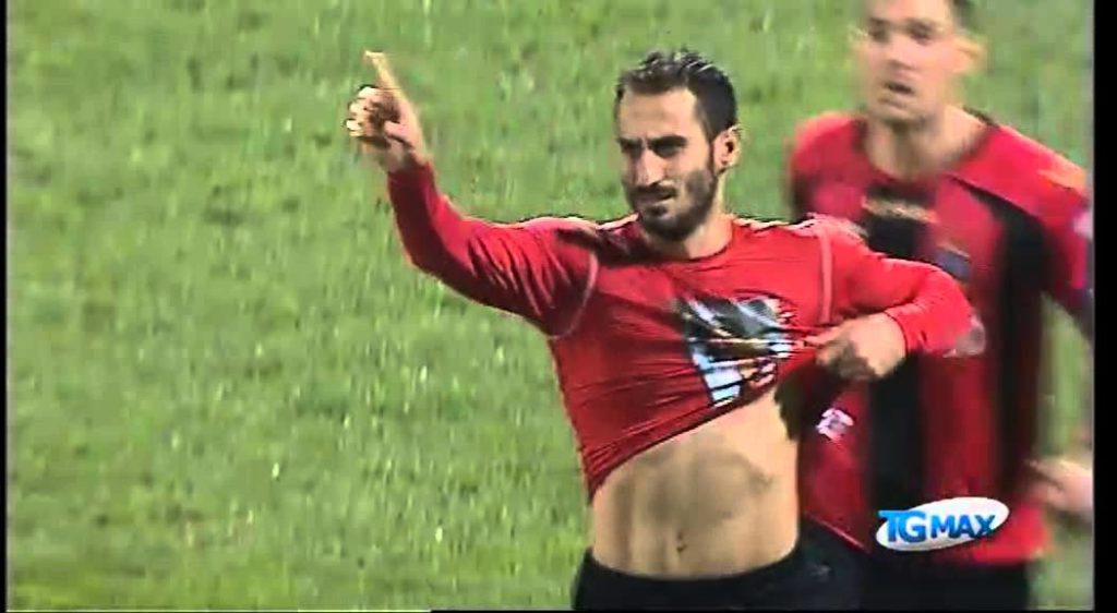 Il gol, la dedica e il giallo