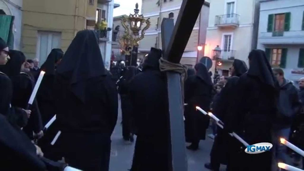 Lanciano, la passione del venerdì santo col Cristo morto e il cireneo