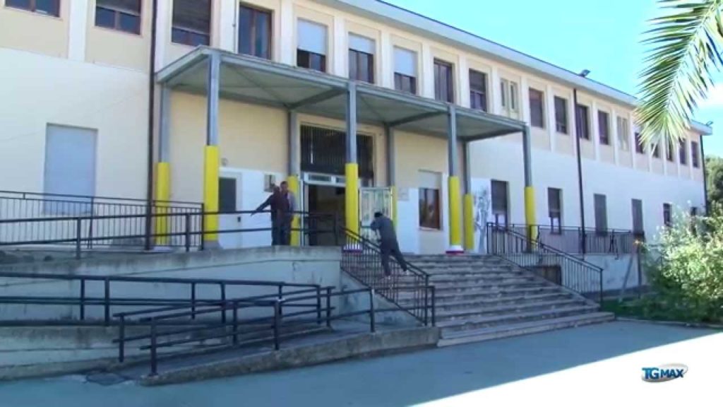 Lanciano, la pensilina a scuola che non convince