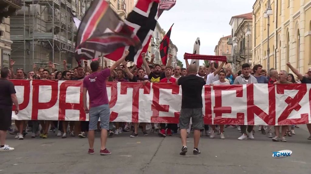 Lanciano: la protesta dei tifosi in corteo contro i Maio