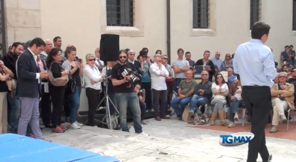 Matteo Renzi in camper in Abruzzo
