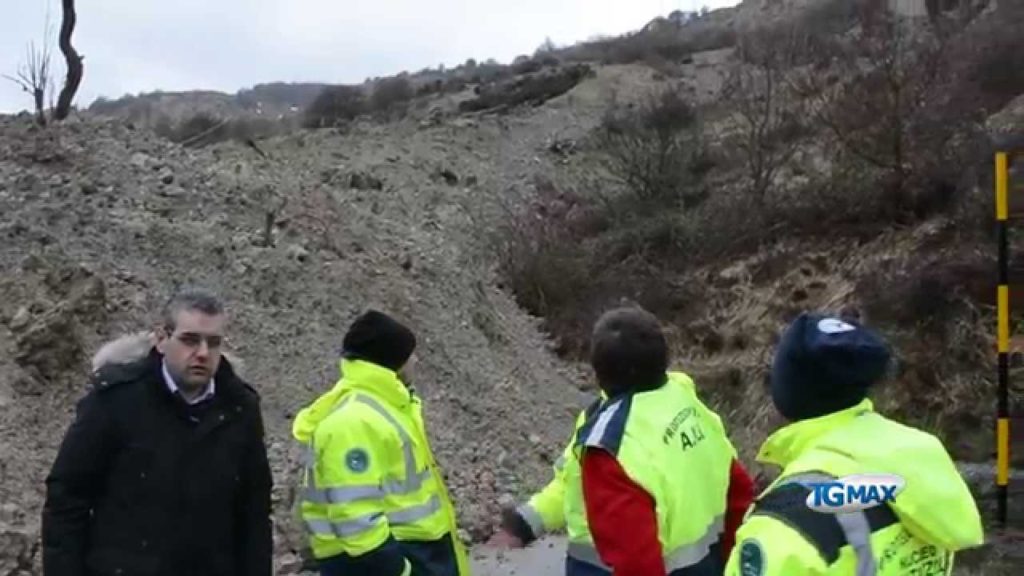 Montazzoli, frana cima montagna sulla strada