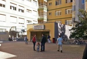 Muore dopo 20 giorni a causa di una caduta, cadde sbattendo la testa contro un cordolo