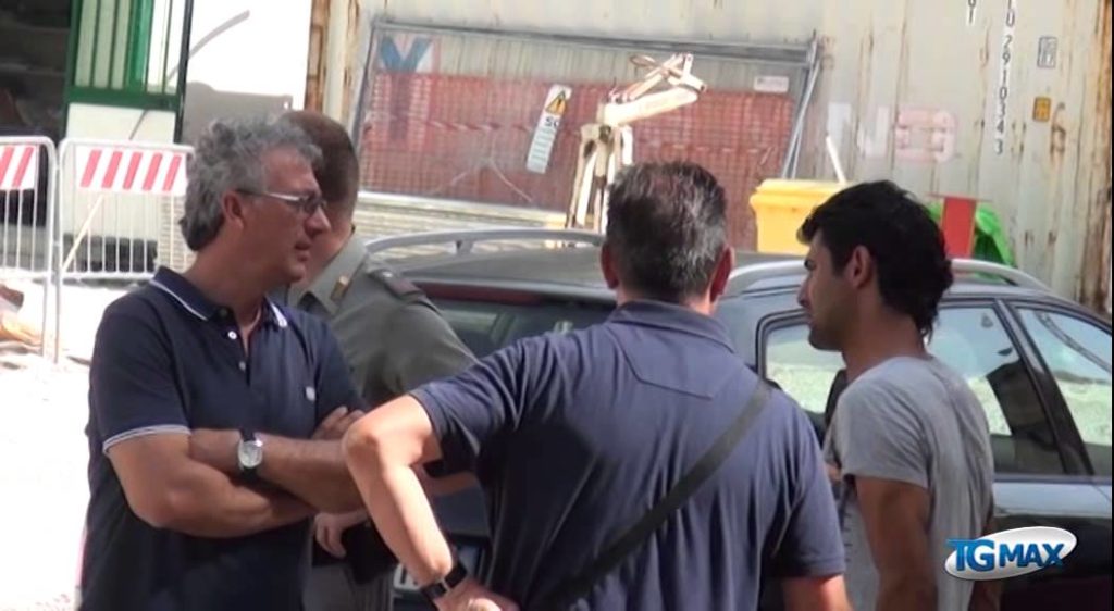 Operaio sale su gru ricostruzione e protesta