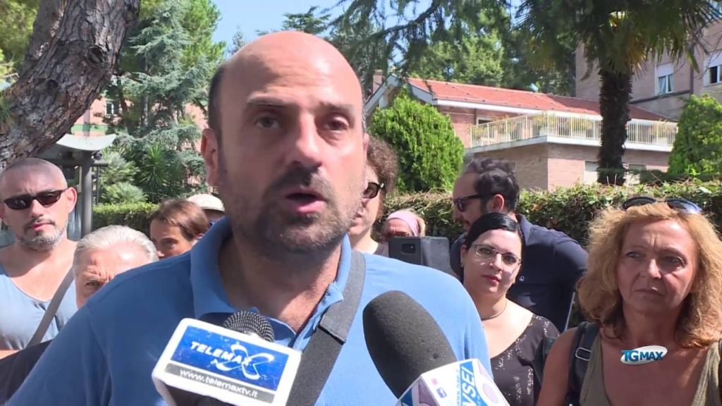 Pescara: 3 pini abbattuti per sbaglio, è caos