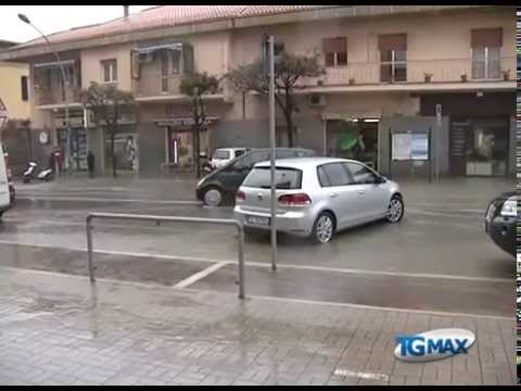 Pescara: fiume rompe argine, liceo allagato