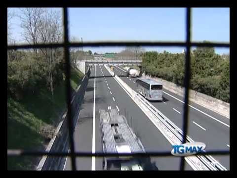 Sassi da cavalcavia A14 a Tollo, 13enni segnalati