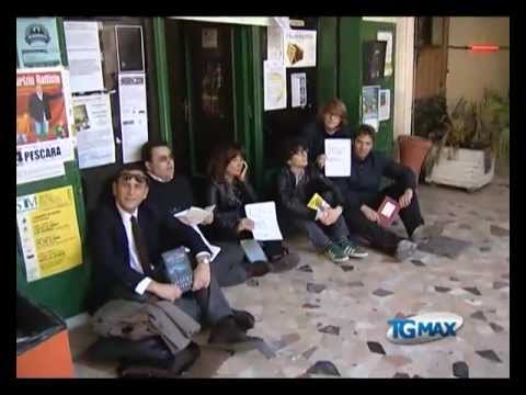Sit-in per salvare la biblioteca