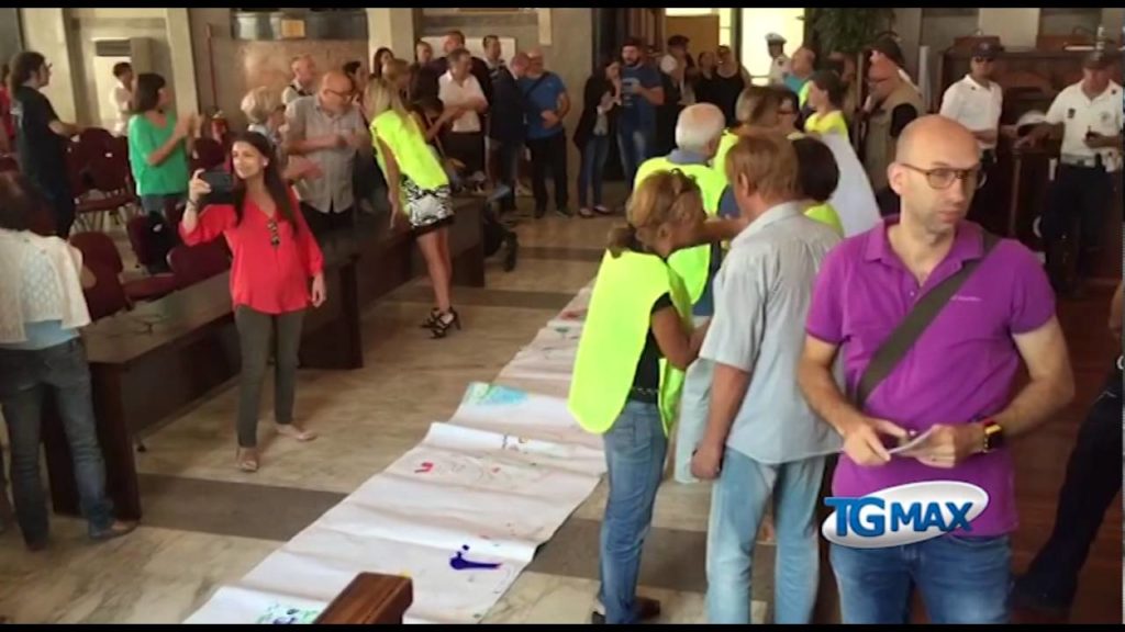 Taglio degli alberi, ecco il blitz degli attivisti in Comune