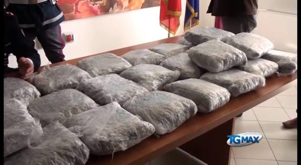 Trasportavano 45 kg di marijuana, 2 arresti