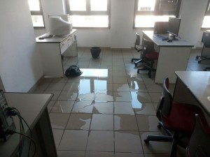 Piove dentro la scuola, a Lanciano la protesta degli studenti del De Giorgio