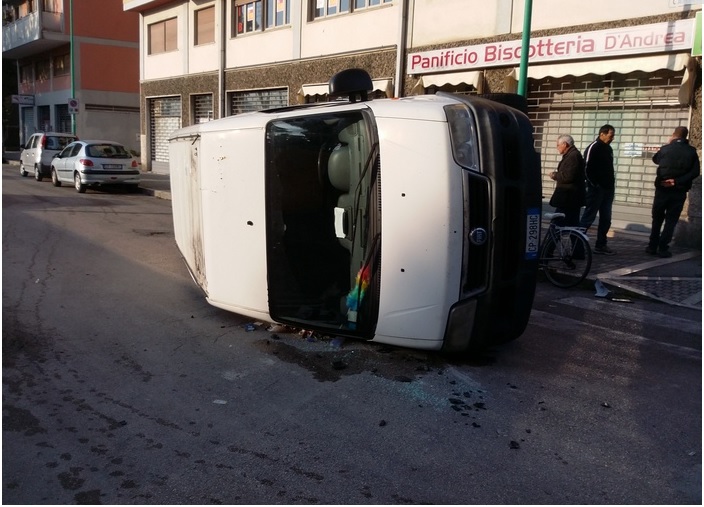 Incidente stradale provoca due feriti a Pescara, compattatore Attiva si scontra con furgone che si ribalta