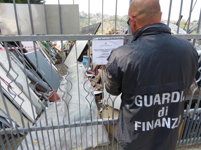 Tonnellate di rifiuti pericolosi e non trovati in una discarica abusiva a Cappelle sul Tavo