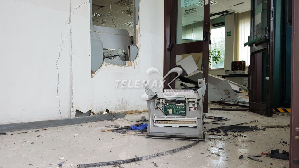 Assalto con esplosione al bancomat della Caripe in località Piazzano di Atessa