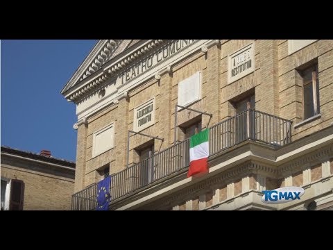 Lanciano copre i fasci littori del teatro Fenaroli