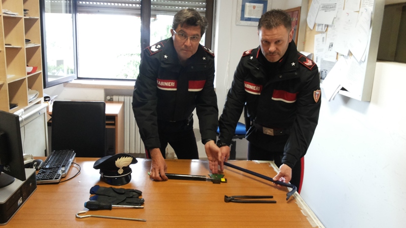Ascia in pugno, un uomo e una donna arrestati a Montesilvano per tentata rapina