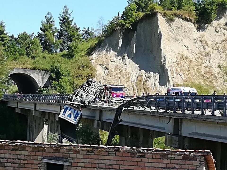Camion sfonda guardrail e resta in bilico sul viadotto, conducente ferito