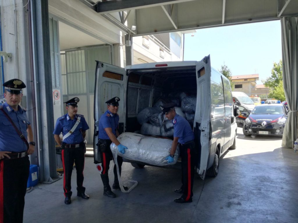 Una tonnellata di marijuana trovata sul lungomare di San Vito Chietino in un furgone abbandonato
