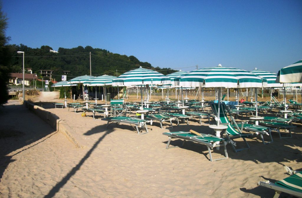 Controlli sul litorale a Ortona, scoperto ombreggio abusivo
