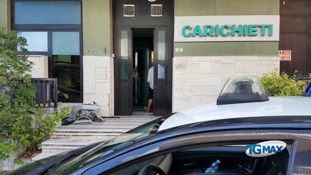 Assalto al bancomat della Carichieti di San Vito Chietino alle 3 della notte